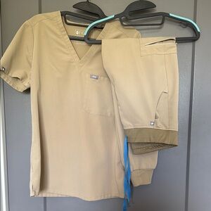 Figs scrub set Sandstone